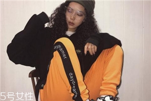 運(yùn)動褲為什么洗了發(fā)紅？運(yùn)動褲清洗方法要得當(dāng)