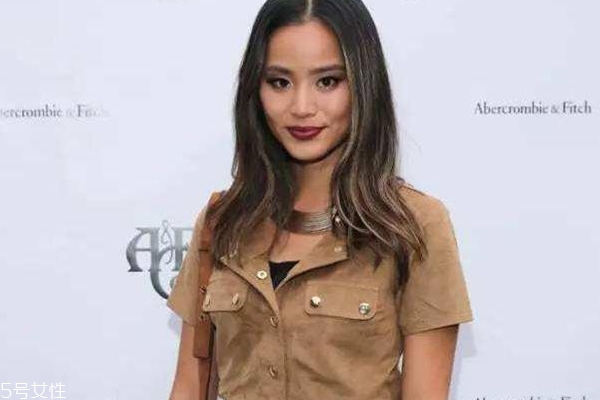 皮膚黃適合穿藍(lán)色嗎？淺色系是首選