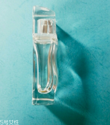 水生調(diào)聞起來像什么？讓人想起大海的香水