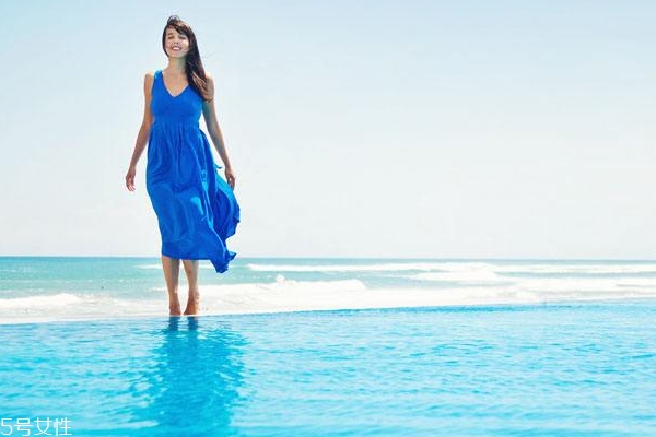 水生調(diào)聞起來像什么？讓人想起大海的香水