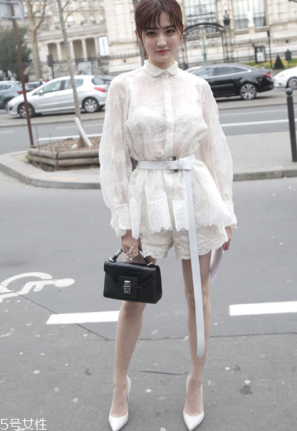 泡泡袖衣服怎么搭配？在大女人和小公舉之間自由轉(zhuǎn)換