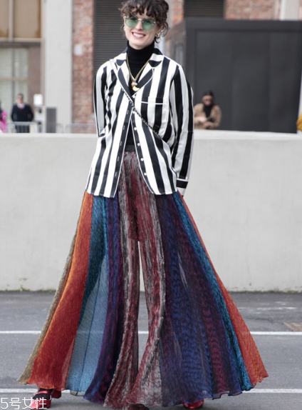 睡衣外穿怎么搭配好看？自由自在的慵懶少女