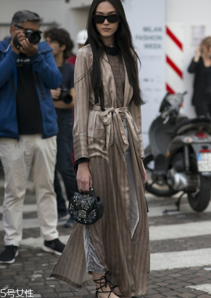 睡衣外穿怎么搭配好看？自由自在的慵懶少女