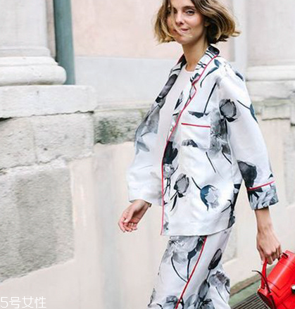 睡衣外穿怎么搭配好看？自由自在的慵懶少女