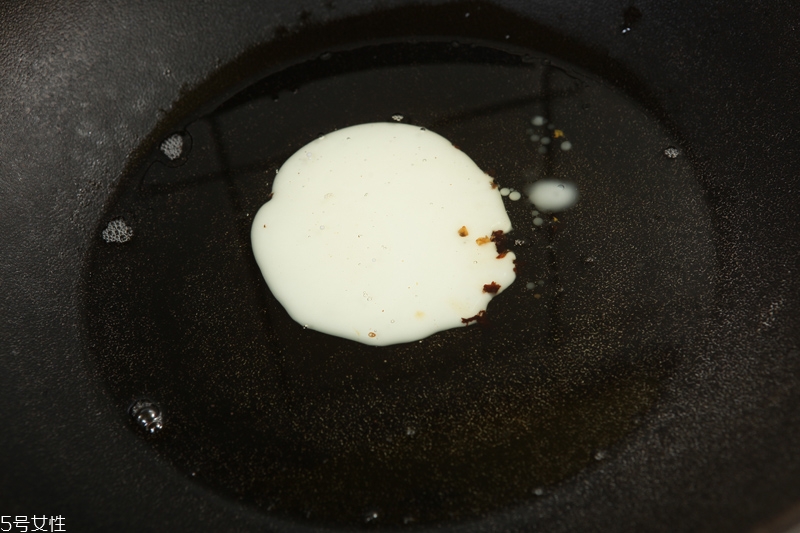 炸完?yáng)|西的油應(yīng)該怎么處理才干凈