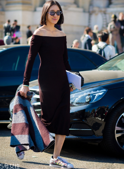 露肩裝怎么穿好看？用它撩倒全世界吧