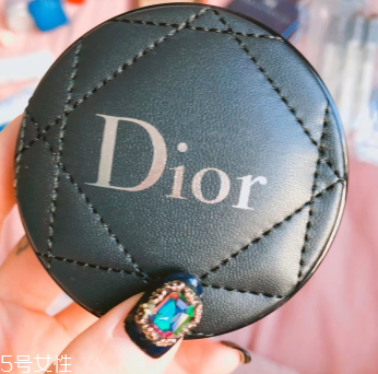 迪奧真皮外殼氣墊功效 顏值與內(nèi)涵并存的氣墊 迪奧真皮外殼氣墊功效 顏值與內(nèi)涵并存的氣墊