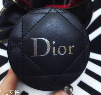 迪奧真皮外殼氣墊功效 顏值與內(nèi)涵并存的氣墊 迪奧真皮外殼氣墊功效 顏值與內(nèi)涵并存的氣墊