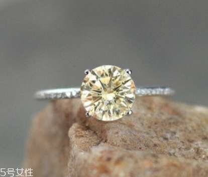 新娘戴什么戒指比較好看？明黃也能代表永恒