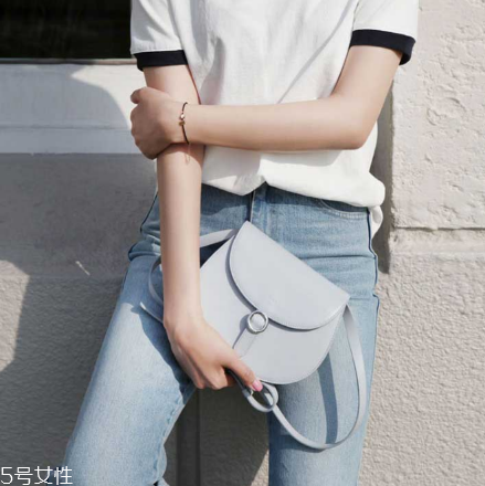 aiou是什么牌子？極簡風個性包袋