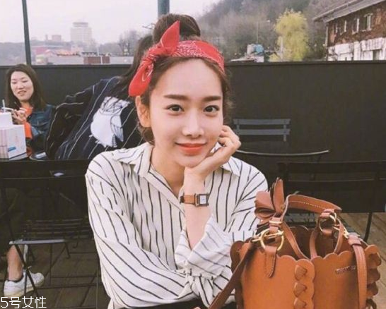 韓國(guó)發(fā)帶怎么帶好看 韓國(guó)發(fā)帶的系法圖解 韓國(guó)發(fā)帶怎么帶好看 韓國(guó)發(fā)帶的系法圖解