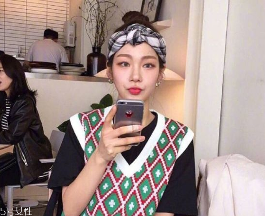 韓國(guó)發(fā)帶怎么帶好看 韓國(guó)發(fā)帶的系法圖解 韓國(guó)發(fā)帶怎么帶好看 韓國(guó)發(fā)帶的系法圖解