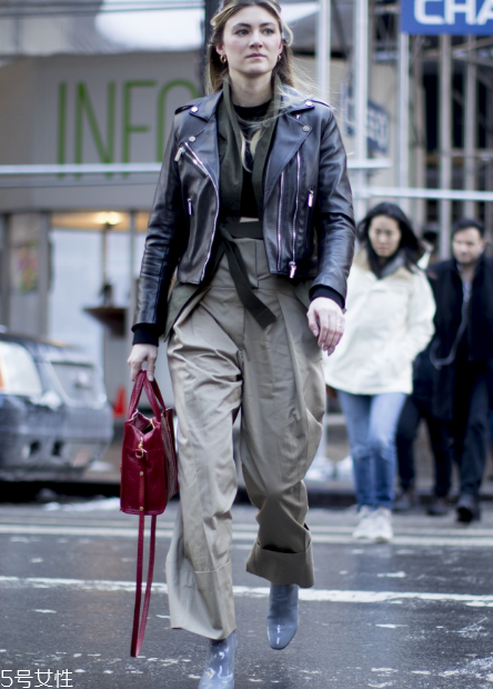 工裝褲怎么搭配好看？比牛仔褲時(shí)髦多了