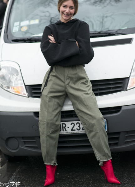 工裝褲怎么搭配好看？比牛仔褲時(shí)髦多了