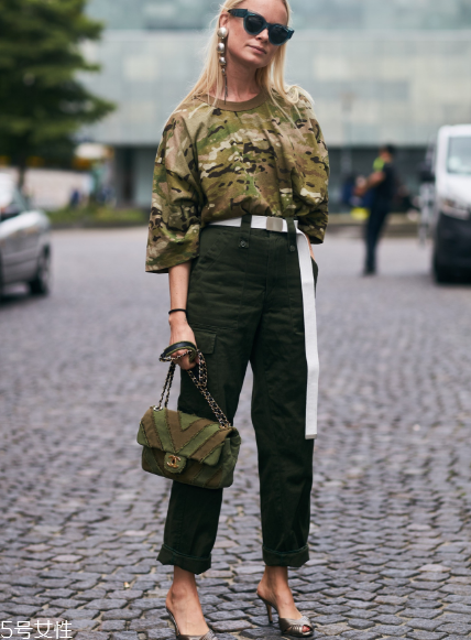 工裝褲怎么搭配好看？比牛仔褲時(shí)髦多了