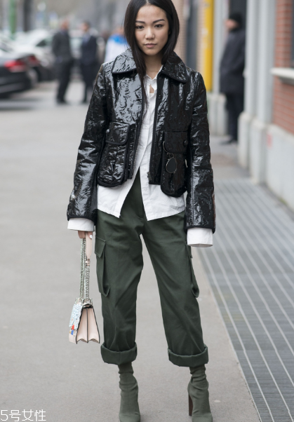 工裝褲怎么搭配好看？比牛仔褲時(shí)髦多了