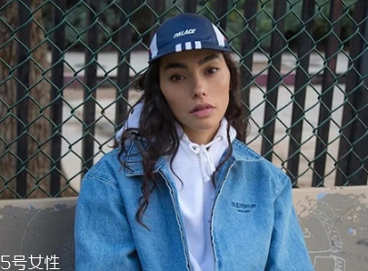 棒球帽怎么搭配衣服？素顏也能hold住