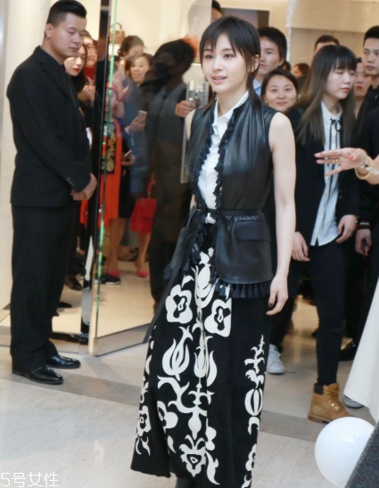 馬甲里面配什么衣服好看？換季疊搭全靠它