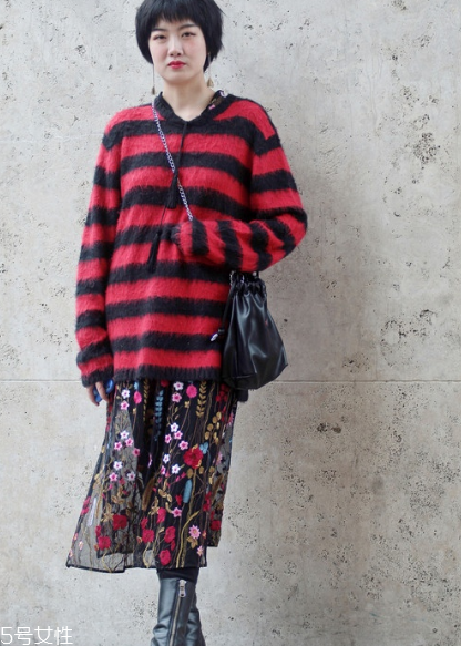 條紋毛衣怎么搭配？營造浪漫少女感