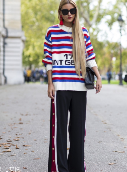 條紋毛衣怎么搭配？營造浪漫少女感