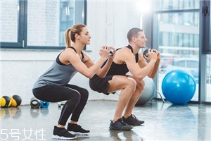 深蹲膝蓋不超過腳尖 深蹲膝蓋能不能超過腳尖 深蹲膝蓋不超過腳尖 深蹲膝蓋能不能超過腳尖