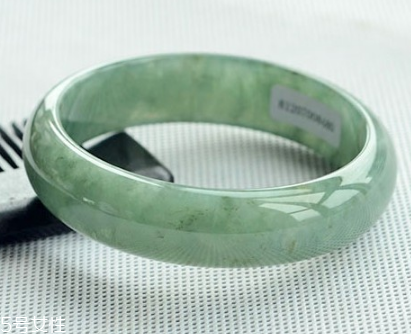 玉手鐲有裂紋還能戴嗎？玉石專家告訴你答案