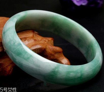 玉手鐲有裂紋還能戴嗎？玉石專家告訴你答案