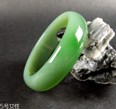 玉手鐲取不下來怎么辦？小妙招輕松取下玉手鐲