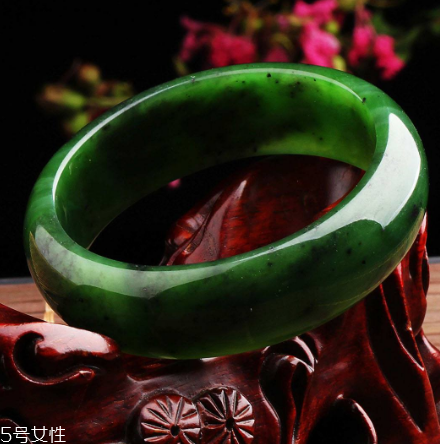 玉手鐲可以戴著睡覺嗎？玉手鐲有助于睡眠