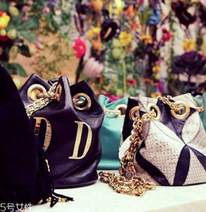 delphine delafon包包多少錢？水桶和鏈條才最配