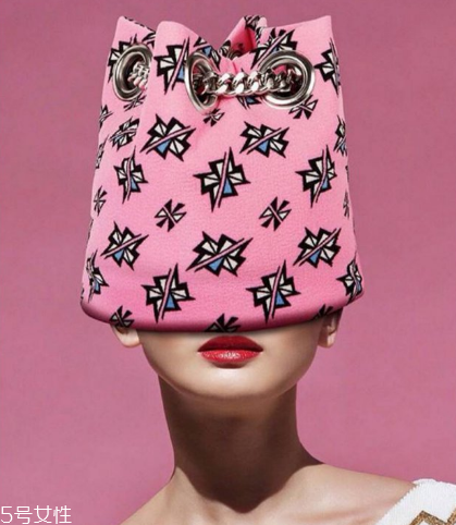 delphine delafon包包多少錢？水桶和鏈條才最配