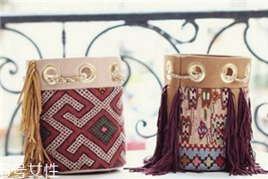 delphine delafon包包多少錢？水桶和鏈條才最配