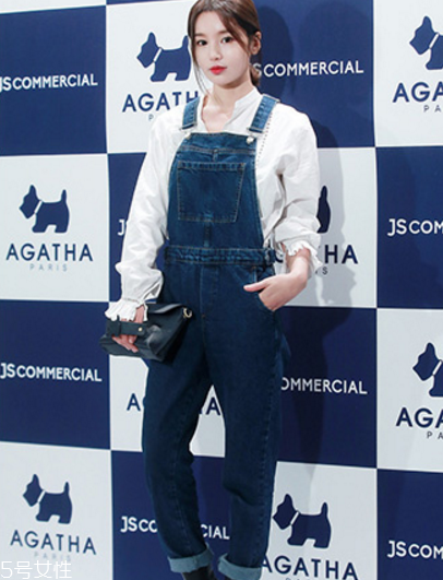 春天穿背帶褲怎么搭配？大玩減齡風(fēng)