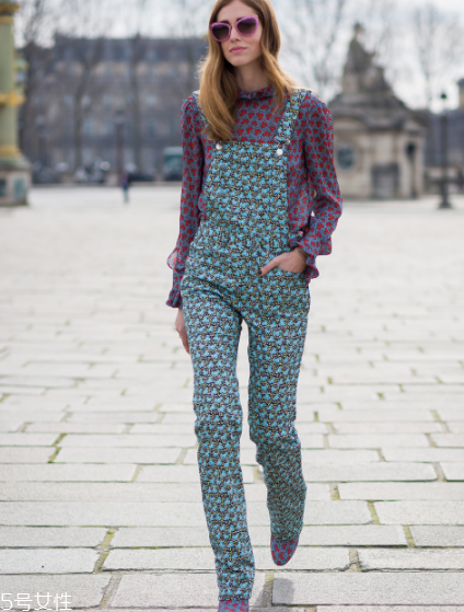 春天穿背帶褲怎么搭配？大玩減齡風(fēng)