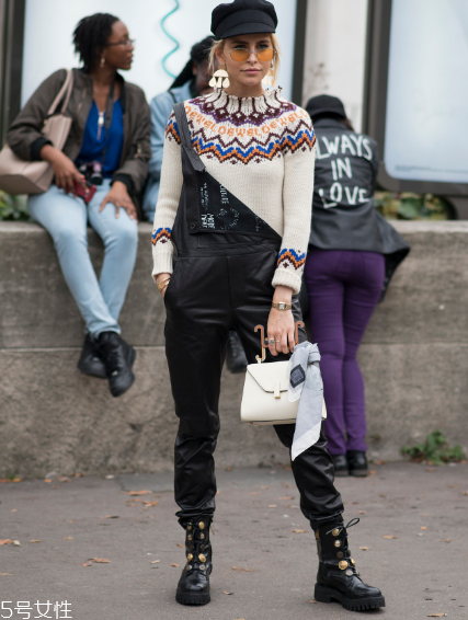 春天穿背帶褲怎么搭配？大玩減齡風(fēng)