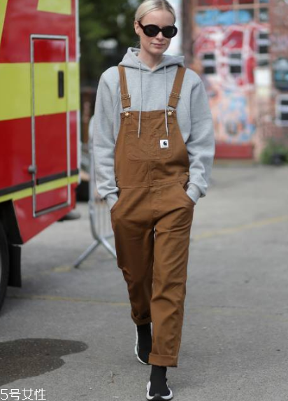 春天穿背帶褲怎么搭配？大玩減齡風(fēng)