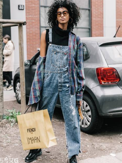 春天穿背帶褲怎么搭配？大玩減齡風(fēng)