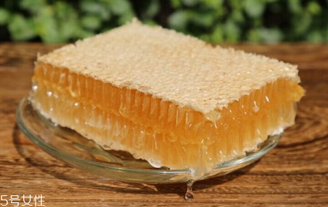 蜂巢蜜的蜂蠟?zāi)艹詥?可以食用 蜂巢蜜的蜂蠟?zāi)艹詥?可以食用