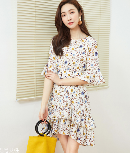 碎花衣服怎么搭配？美上天的秘密武器