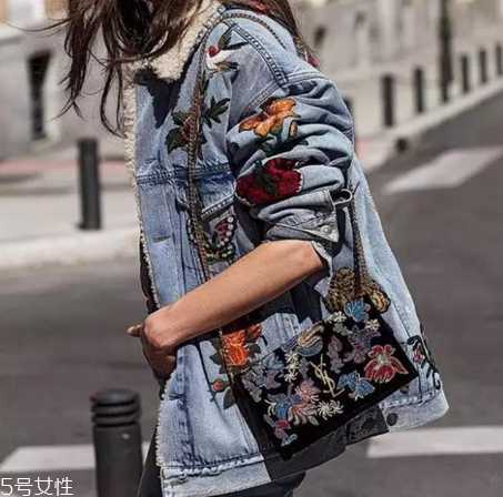 碎花衣服怎么搭配？美上天的秘密武器