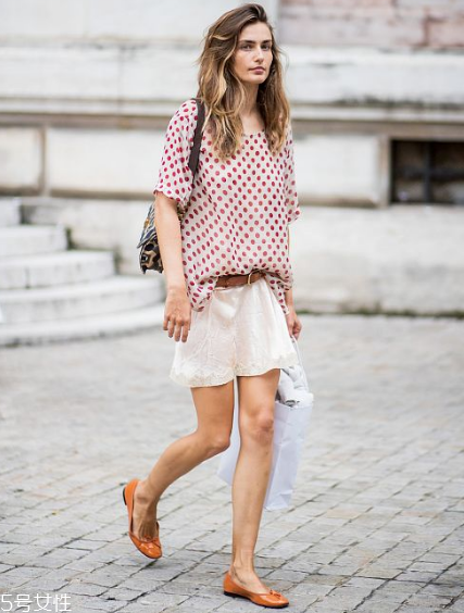 芭蕾舞鞋怎么搭配？這樣穿顯瘦又時髦