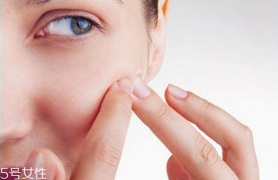 悶痘如何讓其排出來(lái) 先要找好悶痘原因 悶痘如何讓其排出來(lái) 先要找好悶痘原因