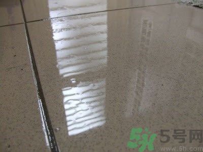 家里地板返潮怎么辦？墻上流水是怎么回事？