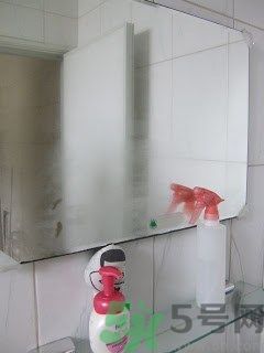 家里地板返潮怎么辦？墻上流水是怎么回事？