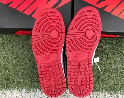 aj 1黑腳趾真假對(duì)比 aj1黑腳趾真品原來(lái)這樣鑒定