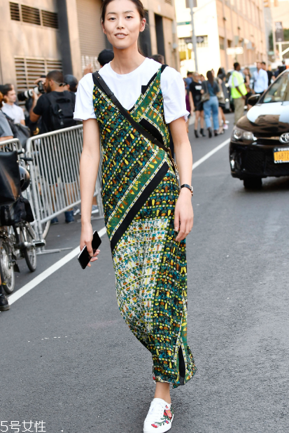 連衣裙里面怎么搭配？堪稱遮肉神器