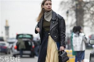 春天百褶裙怎么搭配？春天要這樣穿百褶裙才好看