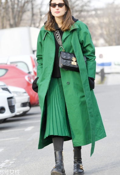 春天百褶裙怎么搭配？春天要這樣穿百褶裙才好看