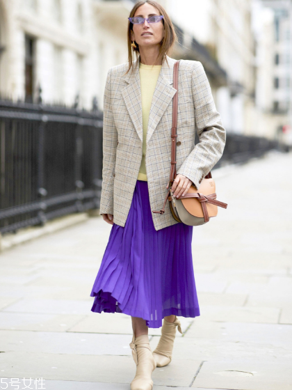 春天百褶裙怎么搭配？春天要這樣穿百褶裙才好看