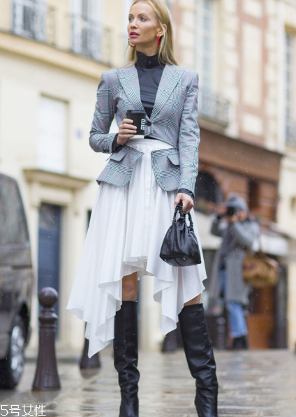 春天百褶裙怎么搭配？春天要這樣穿百褶裙才好看